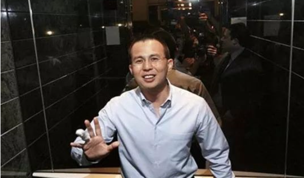 此时,李泽楷出手,击败美国大都会人寿保险,宏利金融,友邦保险等众多